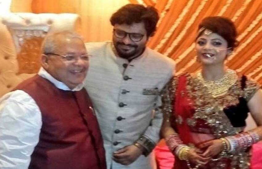 वर-वधु को आशीर्वाद देने पहुंचे कलराज मिश्र।