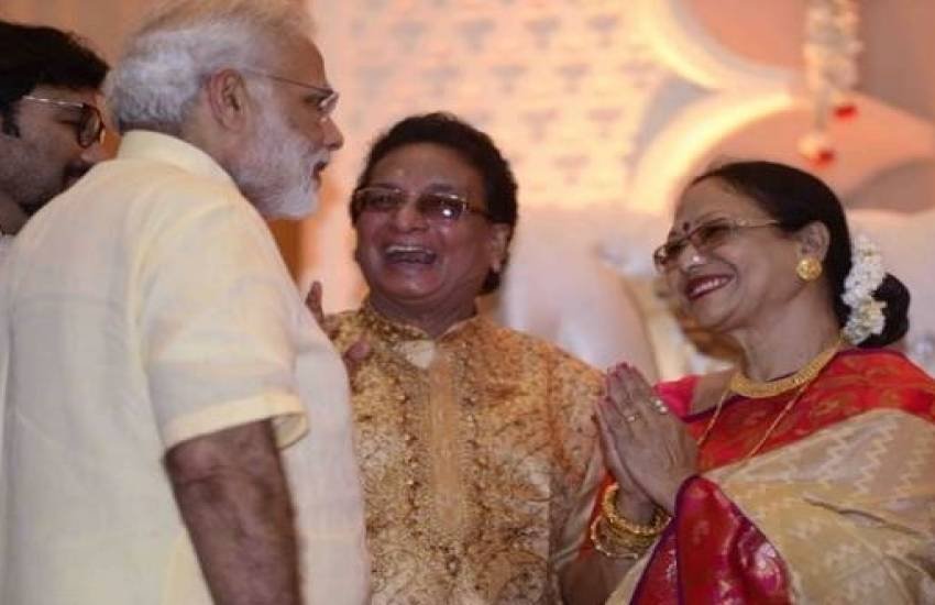 यह वीआईपी शादी दिल्ली में हुई। जहां राजनीति और बॉलीवुड से कई सितारे बाबुल और रचना को बधाई देने पहुंचे। पीएम मोदी भी अपने बिजी शेड्यूल से टाइम निकाल कर यहां पहुंचे थे।