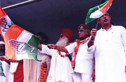 मध्‍य प्रदेश के पूर्व सीएम और भाजपा के वरिष्‍ठ नेता बाबूलाल गौर ने थामा कांग्रेस का झंडा