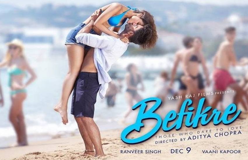 पहले बॉलीवुड में केवल इमरान हाशमी को ही बॉलीवुड का सीरियल किसर कहा जाता था। लेकिन अब उनके लिए अच्छा खासा कॉम्पिटीशन हो गया है। जी हां टाइगर श्रॉफ और रनवीर सिंह उन्हें कड़ी टक्कर दे रहे हैं। एक तरफ जहां टाइगर अपनी हर फिल्म में कोस्टार को किस कर चुके हैं। तो वहीं रनवीर सिंह की आने वाली फिल्म बेफिक्रे के हर पोस्टर में रनवीर और वानी कपूर का किसिंग सीन ही दिखाई दे रहा है।