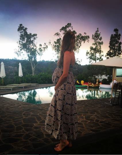 सुपर मॉडल बेहाती प्रिंसलो जल्द मां बनने वाली हैं। यह बेहाती की पहली प्रेग्नेंसी है और वो इसे खूब इंजॉय भी कर रही हैं। वो अकसर ही बेबी बंप के साथ अपनी खूबसूरत तस्वीरें शेयर करती हैं। हाल ही में उन्होंने ये तस्वीरें अपने फैन्स के साथ शेयर कीं।