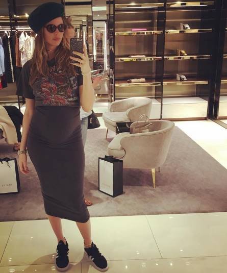 बेहाती की इन तस्वीरों से लगता है कि वो ये सारी कलेक्शन अपने होने वाली बच्चे की खास यादों के लिए बना रही हैं।