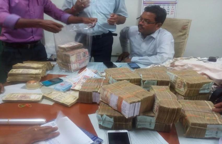 gitanjali express, dead body, chhattisgarh, west bengal, kharagpur, cash found near dead body