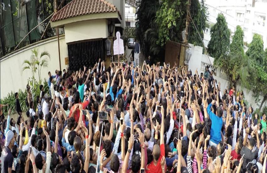 फैंस को संबोधित करते अमिताभ बच्चन
