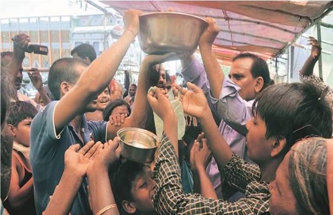 बिहार: डिप्टी सीएम के क्षेत्र में जानवरों के साथ रह रहे बाढ़ पीड़ित, कैंप में भोजन तक नदारद