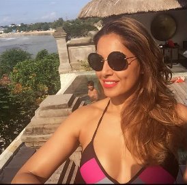 तस्वीरों से साफ है कि भले ही दोनों छुट्टियों पर हैं लेकिन फिटनेस को नजरअंदाज नहीं कर रहे हैं।