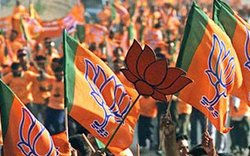 वीडियोः बीजेपी के मंत्री और विधायक ले रहे थे खाने का लुत्फ, बच्चे उठा रहे थे जूठी प्लेट