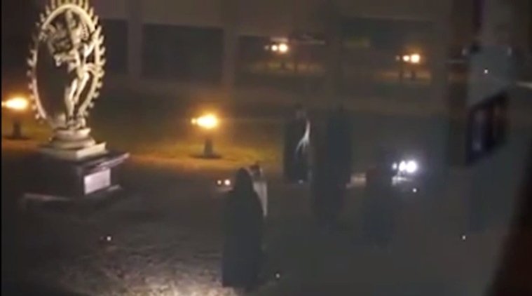 भारत सरकार ने जिनेवा स्थित परमाणु अनुसंधान केंद्र को करीब एक दशक पहले पांच मीटर ऊंची प्रतिमा भेंट की थी।