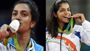 रजत पदक विजेता पीवी सिंधू और कांस्य पदक विजेता साक्षी मलिक को उनके शानदार प्रदर्शन के लिए आज दिल्ली सरकार ने सम्मानित किया। 