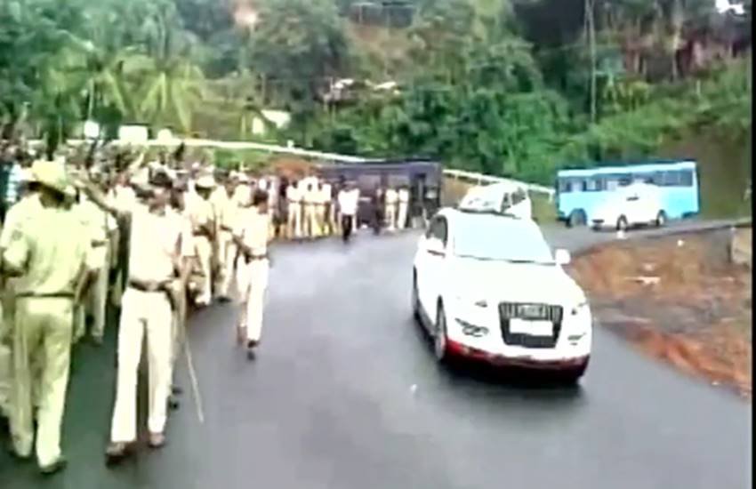 Ramya, Eggs hurled on Ramya, Mangalore, Protest, Mangalore airport, pro-Pak comment, Manohar Parrikar, Vishwa Hindu Parishad, Bajrang Dal