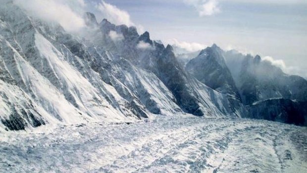 तिब्बत पठार शोध के प्रोफेसर शिचांग कांग ने कहा कि ग्लोबल वार्मिंग के रूप में बढ़ रहा तापमान ग्लेशियरों के लिए वास्तविक खतरा है।