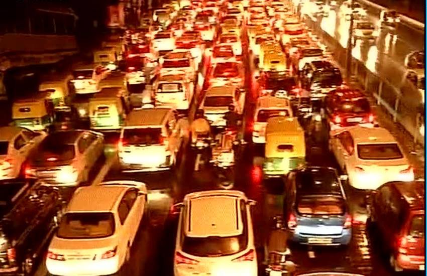 Heavy rainfall, Heavy rainfall hits Delhi-Gurugram, Traffic snarls in delhi, rainfall, Delhi, Gurugram, national news, jansatta Heavy rainfall, Heavy rainfall hits Delhi-Gurugram, Traffic snarls in delhi, rainfall, Delhi, Gurugram, national news, jansatta