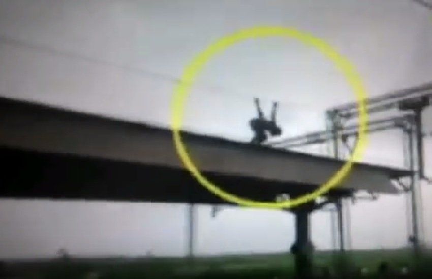 Video, Viral Video, Mumbai, Mumbai Railway Station, High Voltage line, Stunts On High Voltage Line