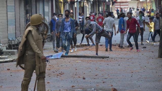 जम्मू और कश्मीर: घाटी से कर्फ्यू हटते ही हिंसा, किशोर की मौत
