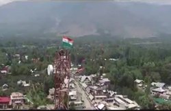 भारतीय जवान ने जान खतरे में डाल बुरहान के गांव से हटाया PAK का झंडा, फहराया तिरंगा