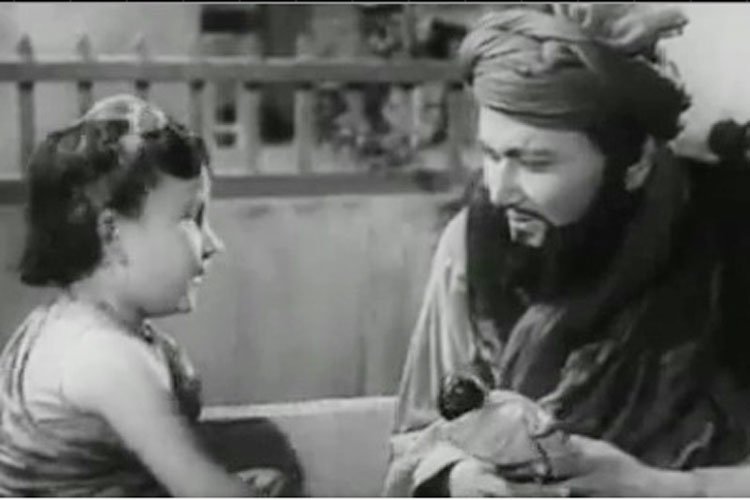 काबुलीवाला फिल्म में मिनी और अब्दुर रहमान। बिमल रॉय की इस क्लासिक फिल्म में एक बच्ची और ड्राईफ्रूट बेचने वाले का एक प्यारा रिश्ता दिखाया गया।