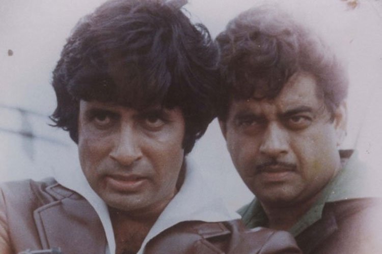 काला पत्थर फिल्म में विजय और मंगल। फिल्म में पहले विजय और मंगल एक दूसरे के राइवल होते हैं। लेकिन जब हालातों के चलते मंगल बदलता है तो दोनों दोस्त बन जाते हैं। इसके बाद दोनो मिलकर माफिया के खिलाफ लड़ते हैं।