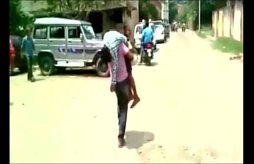 बीमार बेटे के पिता सुनील ने अस्पताल से स्ट्रेचर की मांग की मगर उसे नहीं दिया गया। (Photo: ANI)