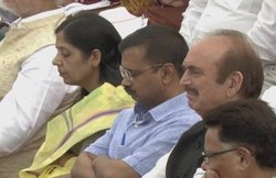 मोदी के भाषण के दौरान सो गए थे अरविंद केजरीवाल? सोशल मीडिया यूजर्स बोले- लाल किले से संबोधन का सपना देख रहे हैं