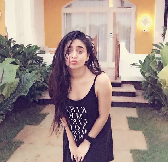 माही इंस्टाग्राम पर बहुत एक्टिव हैं। वह अकसर ही अपने अकाउंट पर तस्वीरें पोस्ट करती रहती हैं।