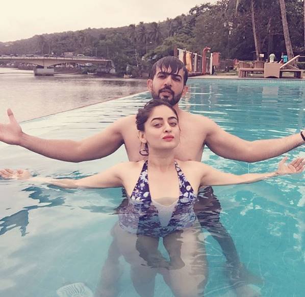 ये लविंग कपल इन दिनों गोवा में छुट्टियां मना रहा है। माही ने हॉलिडे डायरीज में से कुछ खास तस्वीरें शेयर की। इनमें से एक तस्वीर ये है। हस्बैंड के साथ माही पूल में काफी हॉट और ग्लमैमरस लग रही हैं।