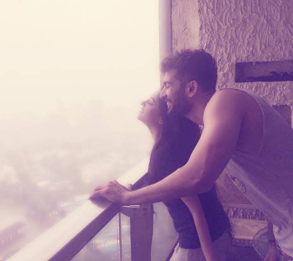 छोटे पर्दे का रियल लाइफ क्यूट कपल जय भानुशाली और माही विज आजकल छुट्टियों के मूड में हैं। दोनों ही हॉलिडे पर हैं। जहां से खूबसूरत तस्वीरें ट्वीट कर रहे हैं।