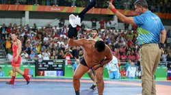 Rio Olympics 2016: जजों के फैसले के खिलाफ मंगोलिया पहलवान के कोच ने उतारे कपड़े