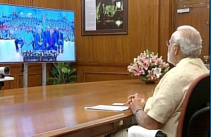 पीएम नरेंद्र मोदी, रूसी राष्‍ट्रप‍ति ब्‍लादिमीर पुतिन और तमिलनाडु की सीएम जयललिता वीडियो कॉन्‍फ्रेंस के जरिए एक दूसरे से जुड़े। 