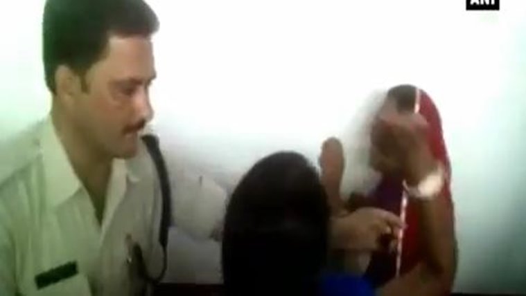 दोनों महिलाओ को पांच-पांच हजार रुपये के मुचलके पर छोड़ा गया है। (VIDEO GRAB) दोनों महिलाओ को पांच-पांच हजार रुपये के मुचलके पर छोड़ा गया है। (VIDEO GRAB)
