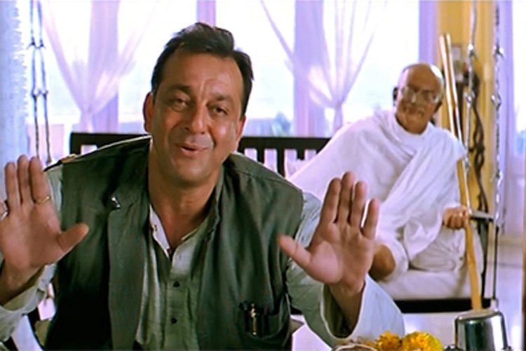 लगे रहो मुन्ना भाई फिल्म में बापू और मुन्नाभाई की दोस्ती। मुन्ना भाई बापू के बारे में इतना पढ़ लेता है कि उसके बापू असल में दिखने लगते हैं।