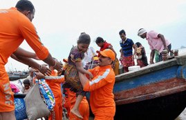 Flood, Flood In Bihar, flood In Uttar Pradesh, Birth On Boat, NDRF. NDRF Team, Pregnant woman