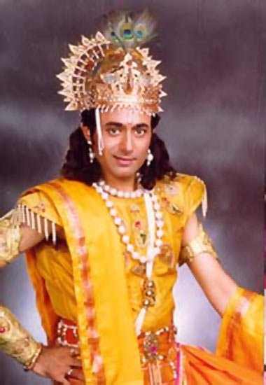 90 के दशक में एक्टर नीतीश भारद्वाज ने बीआर चोपड़ा की टीवी सीरीज महाभारत में कृष्ण को ऐसे पर्दे पर उतारा कि लोग सच में उन्हें कृष्ण मानने लगे। कृष्ण की शरारतें और उनकी अपार लीलाओं को अपने अंदज में पेश कर नीतीश ने एक मिसाल पेश की और दूसरे कलाकारों के लिए एक उस छवि में फिट बैठने के लिए चैलेंज खड़ा कर दिया। लेकिन उनके अलावा इन स्टार्स ने भी कृष्ण बन दर्शकों का खूब प्यार पाया।