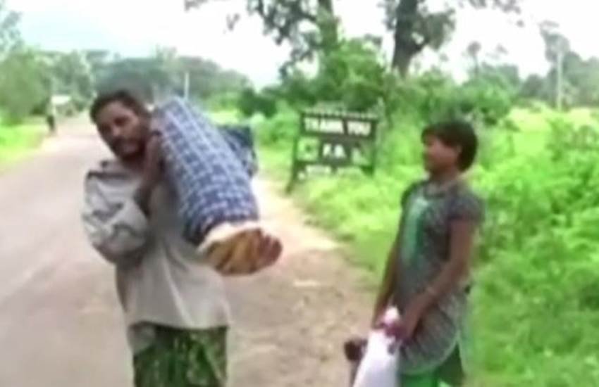 odisha, dana manjhi, Kalahandi tribal, Dana Majhi, Dana Majhi wife, Dana Majhi wife corpse, Majhi wife corpse