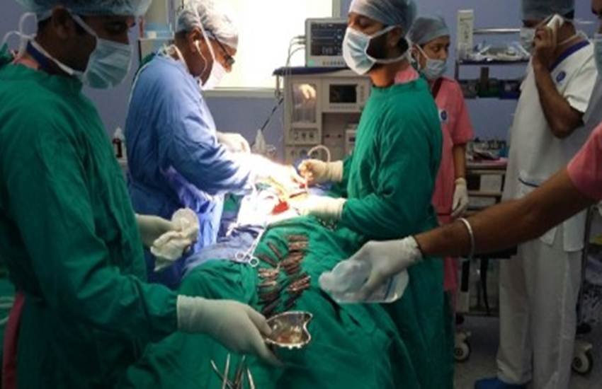  पांच चिकित्सकों की एक टीम ने एक अस्पताल में सुरजीत सिंह (40) की पांच घंटे सर्जरी की