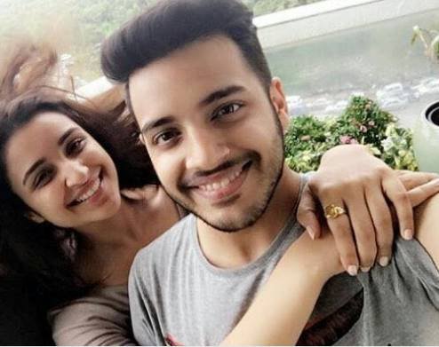 परिणीति चोपड़ा ने भाई के साथ ये तस्वीर शेयर की।