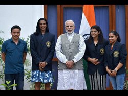 प्रधानमंत्री मोदी ने की खेल पुरस्कार विजेताओं की मेजबानी, सिंधू और साक्षी को दी बधाई