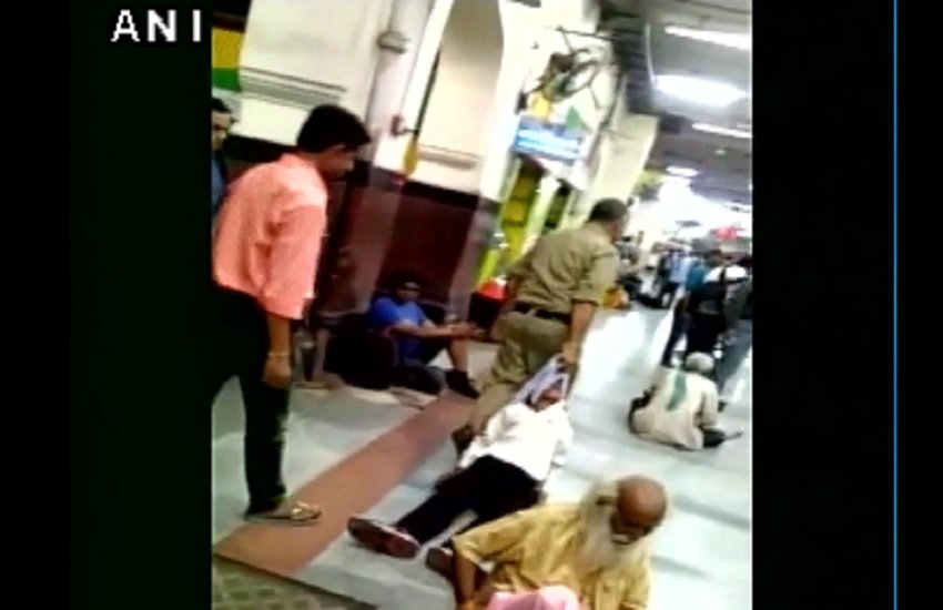 VIDEO, Social Media, Social Networking Sites, Policeman, Pickpocket, Teenager, Madhya pradesh, Beating teen, Gwalior, Railway Station VIDEO, Social Media, Social Networking Sites, Policeman, Pickpocket, Teenager, Madhya pradesh, Beating teen, Gwalior, Railway Station