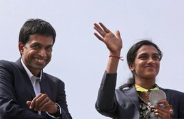 PV sindhu, pulela gopichand, gopichand insult, telangana deputy CM