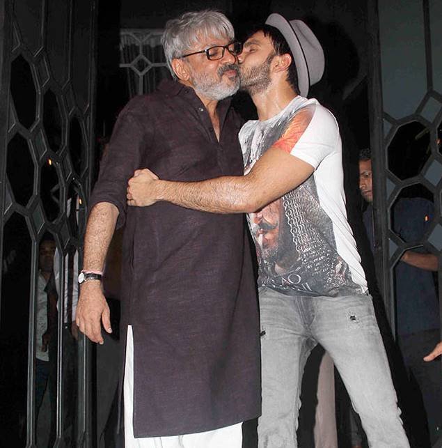 बाजीराव मस्तानी डायरेक्टर संजय लीला भंसाली को किस करते रनवीर