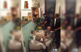 Police, police cook pasta, Old couple Crying, Old couple Crying at Home, Rome police, Rome police department,