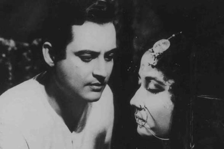 बॉलीवुड में दोस्ती एक पॉप्युलर और कॉमन इमोशन है। इस थीम पर बॉलीवुड में कई फिल्में बनीं। एक तरफ जहां शोले में जय-वीरू और दिल चाहता में एक्टर्स की तिकड़ी ने दोस्ती निभाई और एक दूसरे का सथ दिया। वहीं बॉलीवुड में ऐसी कई फिल्में बनीं जहां दोस्ती का एक अलग अंदाज पेश किया गया। ऐसी ही एक फिल्म थी साहब बीवी और गुलाम। जिसमें अमीर जमीनदार की पत्नी और नौकर भूतनाथ की दोस्ती दिखाई गई थी। भूतनाथ नौकर था औप छोटी बहू परिवार का गर्व, दोनों सभी असमानताओं से ऊपर अच्छे दोस्त थे।