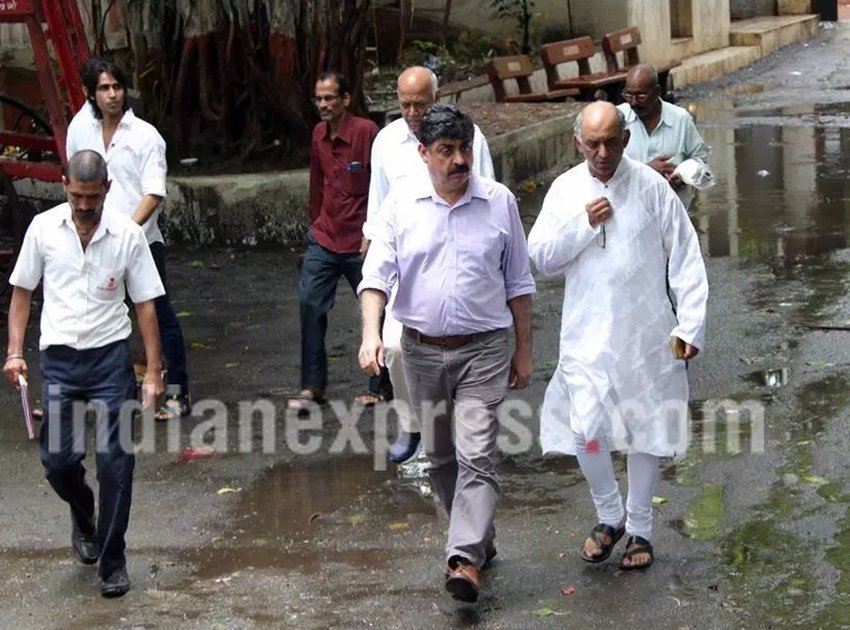 Salman Khan, Salman Khan crying, Rajjat Barjatya, Rajjat Barjatya death, Rajjat Barjatya Prayer meet, Salman cry, rajat salman, Salman crying, Rajshri, Sooraj Barjatya, Bollywood, Salman Khan news, Entertainment news, Salman news, jansatta