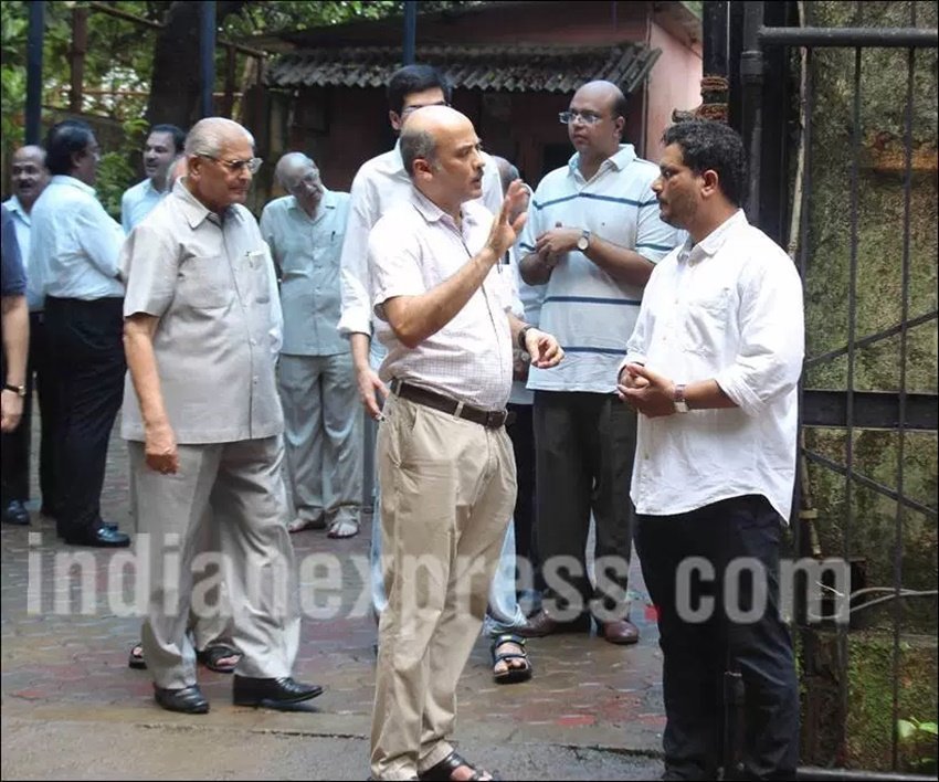 Salman Khan, Salman Khan crying, Rajjat Barjatya, Rajjat Barjatya death, Rajjat Barjatya Prayer meet, Salman cry, rajat salman, Salman crying, Rajshri, Sooraj Barjatya, Bollywood, Salman Khan news, Entertainment news, Salman news, jansatta