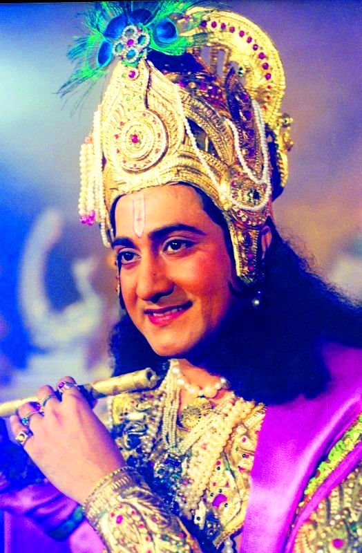 सर्वदमन डी बनर्जी ने रामानंद सागर की टीवी सीरीज कृष्णा में भगवान कृष्ण की भूमिका निभाई।