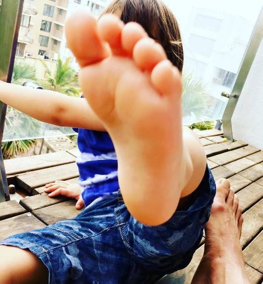 शाहरुख और गौरी ने जब IVF के जरिए तीसरे बच्चे का फैसला लिया। तब अटकलें लगाई जा रही थीं कि उनकी सरोगेट मदर लंदन में है। लेकिन दोनों ही इस मामले पर चुप रहे। 27 मई 2013 को अबराम का जन्म हुआ।