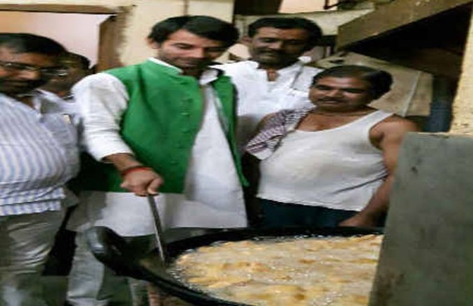 लालू यादव के बेटे तेजप्रताप यादव पहुंचे कैंटीन, खुद बनाने लगे मिठाई