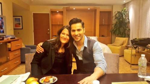 वरुण धवन ने अपनी बहन शोमा के साथ तस्वीर ट्वीट की। दोनों ने अमेरिका में राखी मनाई।