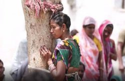 Video: राजस्थान में लोगों ने दिखाई हैवानियत, महिला को पीटा और पेड़ से बांध दिया, बाल भी काटे