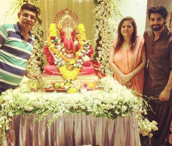 करण वाही ने फैमिली के साथ बप्पा का वेलकम किया।