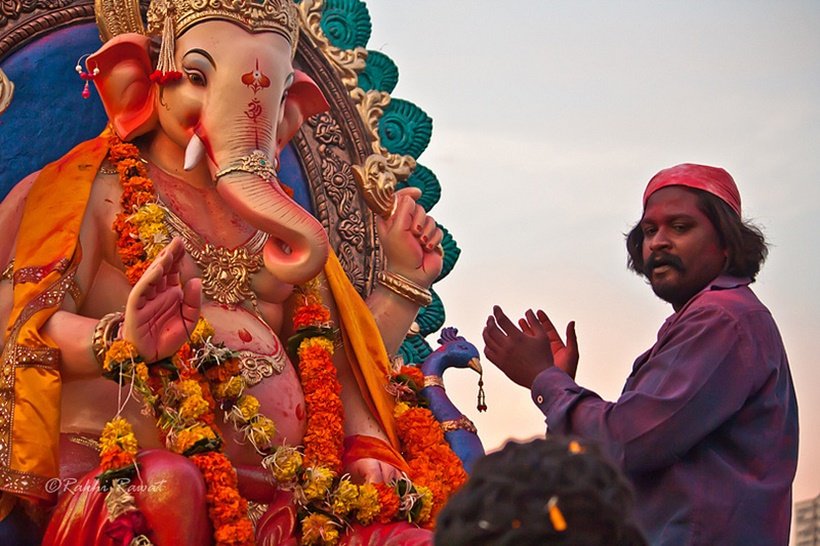 आज 1 सितंबर से नए महीने की शुरुआत हो गई है। इस महीने दुनिया में भर में तरह-तरह के त्योहार मनाए जाने है। इसमें भारत का प्रमुख त्योहार गणेश चतुर्थी 5 सितंबर को मनाया जाएगा। विघ्नहर्ता का यह खास त्योहार यूं तो देशभर में बड़े ही उत्साह से मनाया जाता है। लेकिन महाराष्ट्र में इसे खास उल्लास से मनाया जाता है।